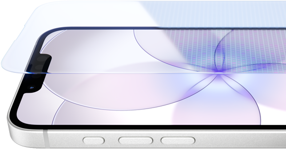 Nærbillede af iPhone 17e med beskyttelsesglas, der viser lilla og blå refleksioner på den transparente skærmbeskytter.
