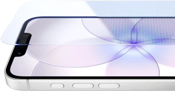 Nærbillede af iPhone 17e med beskyttelsesglas, der viser lilla og blå refleksioner på den transparente skærmbeskytter.