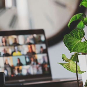 Microsoft Teams billede "Sløret billede af teams møde på laptop"