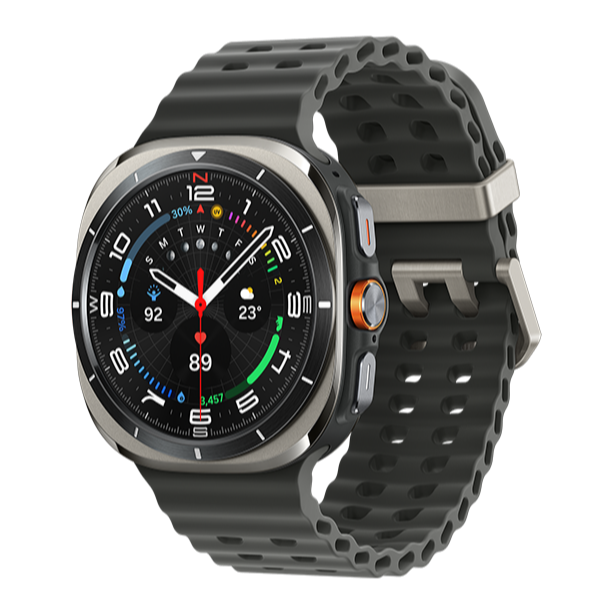 Smartwatch med sort urskive og perforeret sort gummiarmbånd. Viser tid, puls og fitness-data på det digitale display.