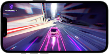 Smartphone, iPhone 17e, der viser racerspillet Asphalt Legends med en lyserød bil, der kører i høj fart gennem en bymæssig bane.