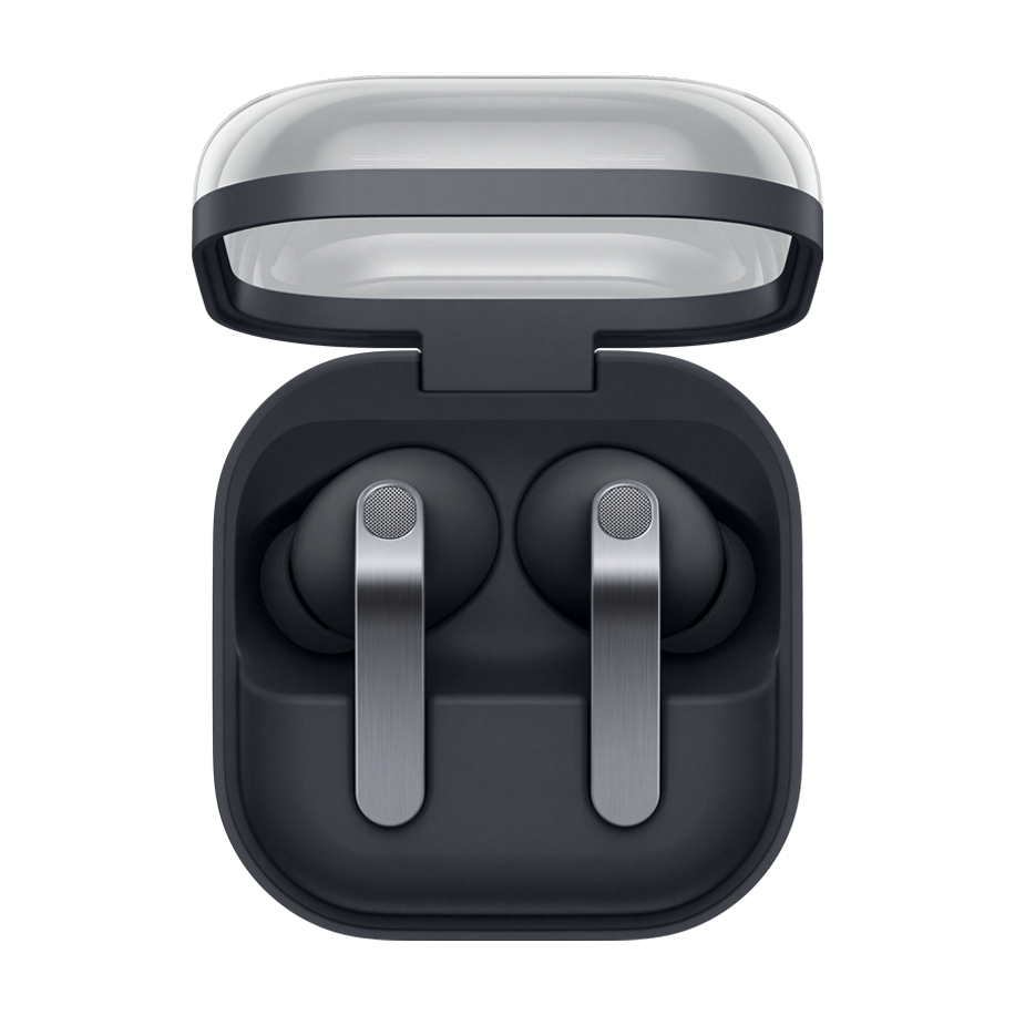 Trådløse Samsung Buds4 Pro høretelefoner i sort etui med gennemsigtig låg. Høretelefonerne har sølvfarvede stænger.