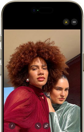 To personer med forskellig hårstruktur, en med krøllet rødt hår i rød bluse og en i grøn bluse.
