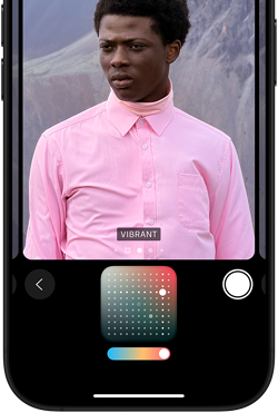 Billedet viser en iPhone, der illustrerer redigering ved fotokontrast, ved brug af en farve pallete 