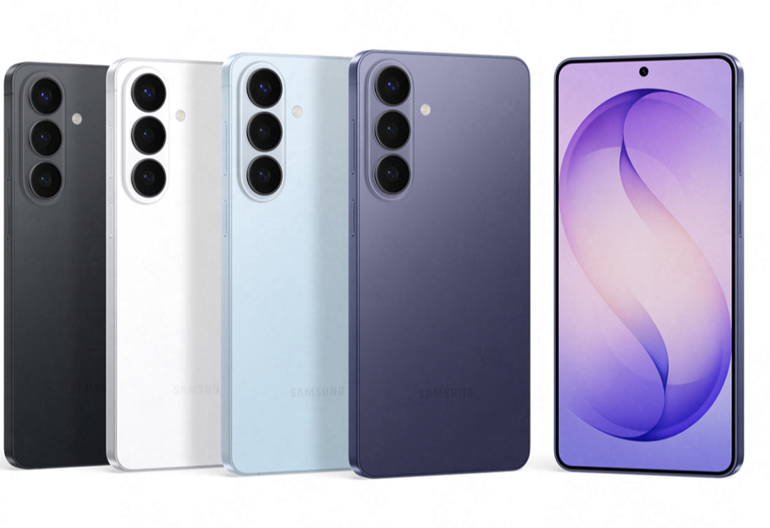 Samsung S26 smartphones i fire forskellige farver - sort, hvid, lyseblå og lilla - med en tændt telefon der viser lilla skærm.