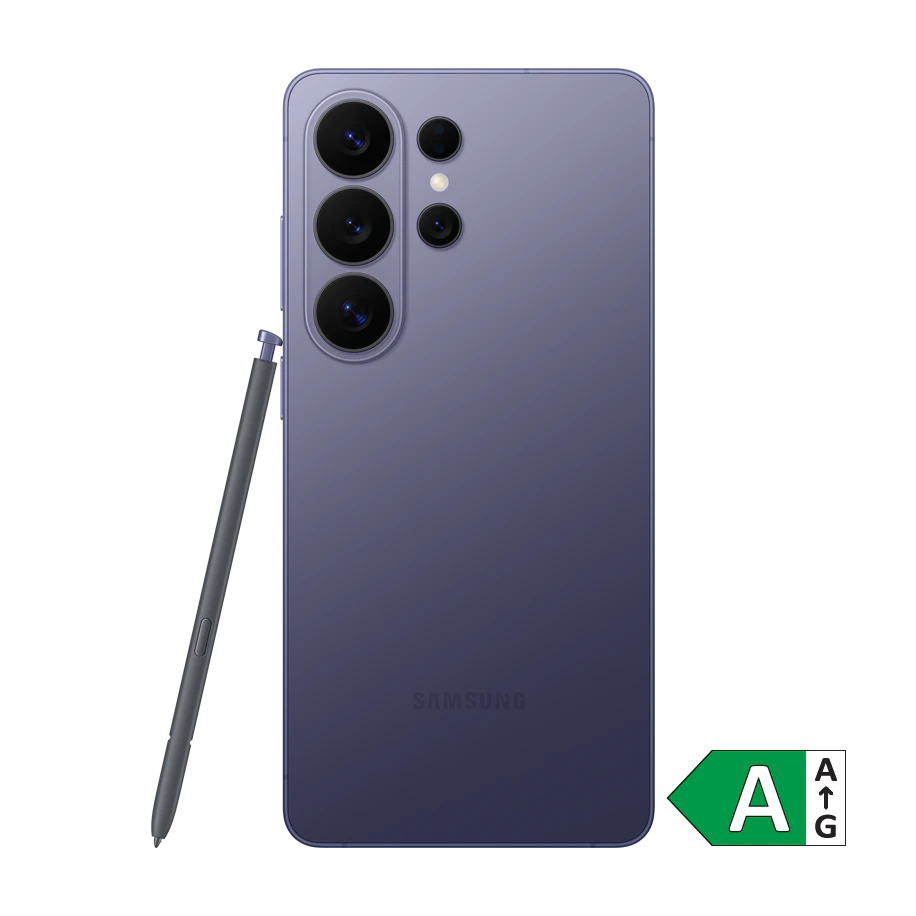 Lilla Samsung S26 Ultra smartphone med tre kameraer og en stylus pen ved siden af. Energimærke A vises i hjørnet.