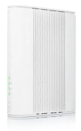 Hvid router med ribbet overflade og fire grønne LED-indikatorer på siden, set fra en vinkel mod hvid baggrund.