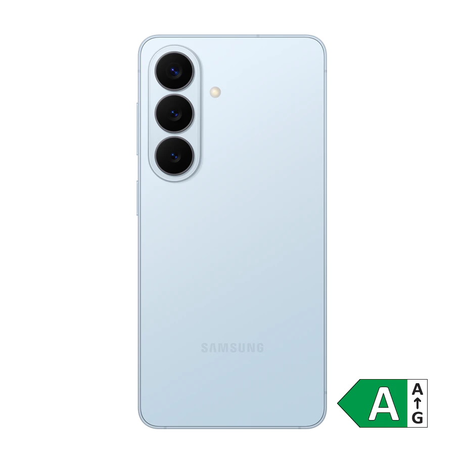 Lyseblå Samsung S26 smartphone set bagfra med tre kameraer i venstre side og et energimærke A i nederste højre hjørne.