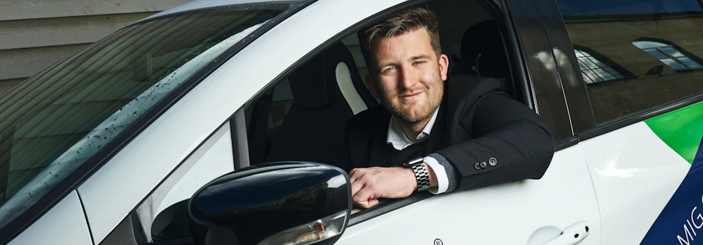 Mand der sidder i greenmobility bil