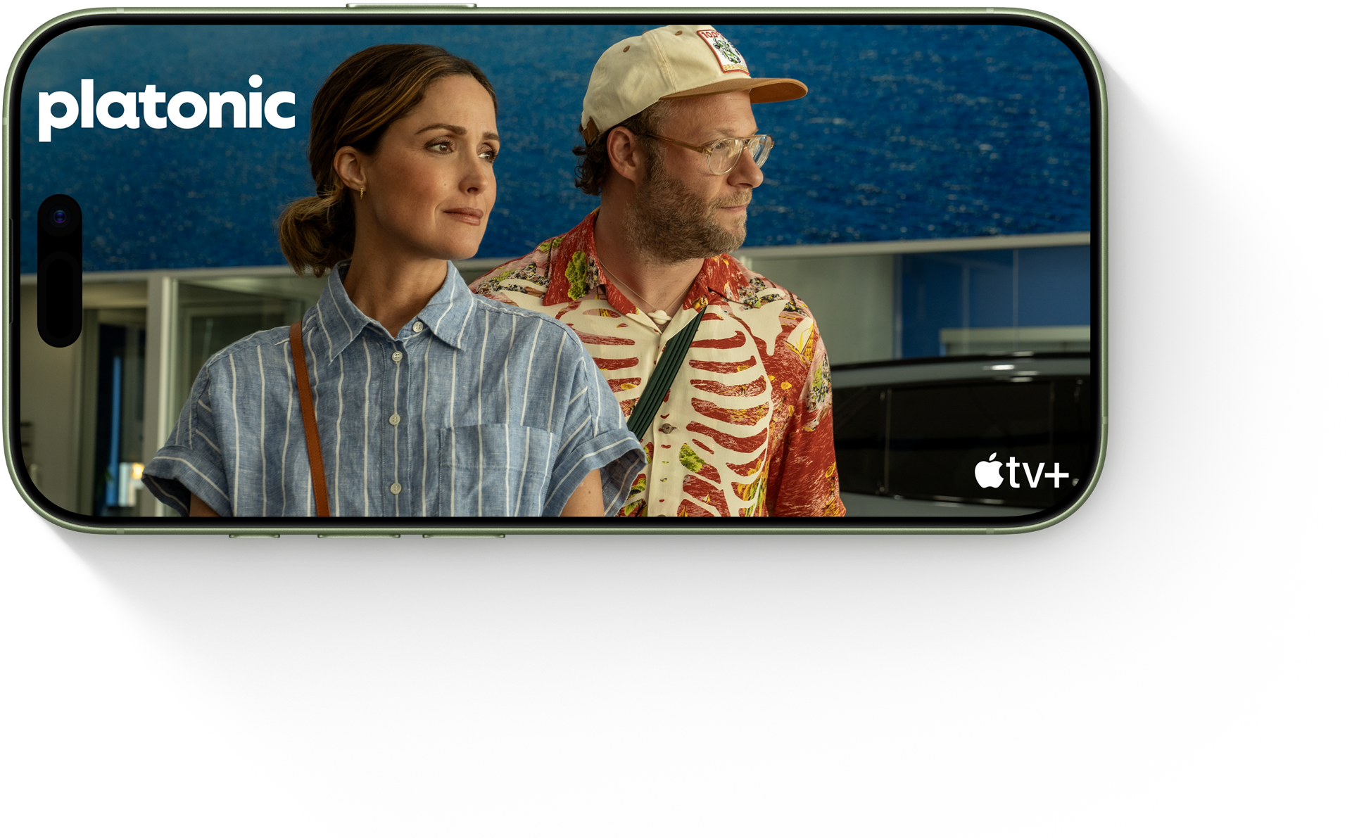 To personer står side om side, kvinde i stribet skjorte og mand i farverig skjorte med kasket. Platonic og Apple TV+ logoer vises.