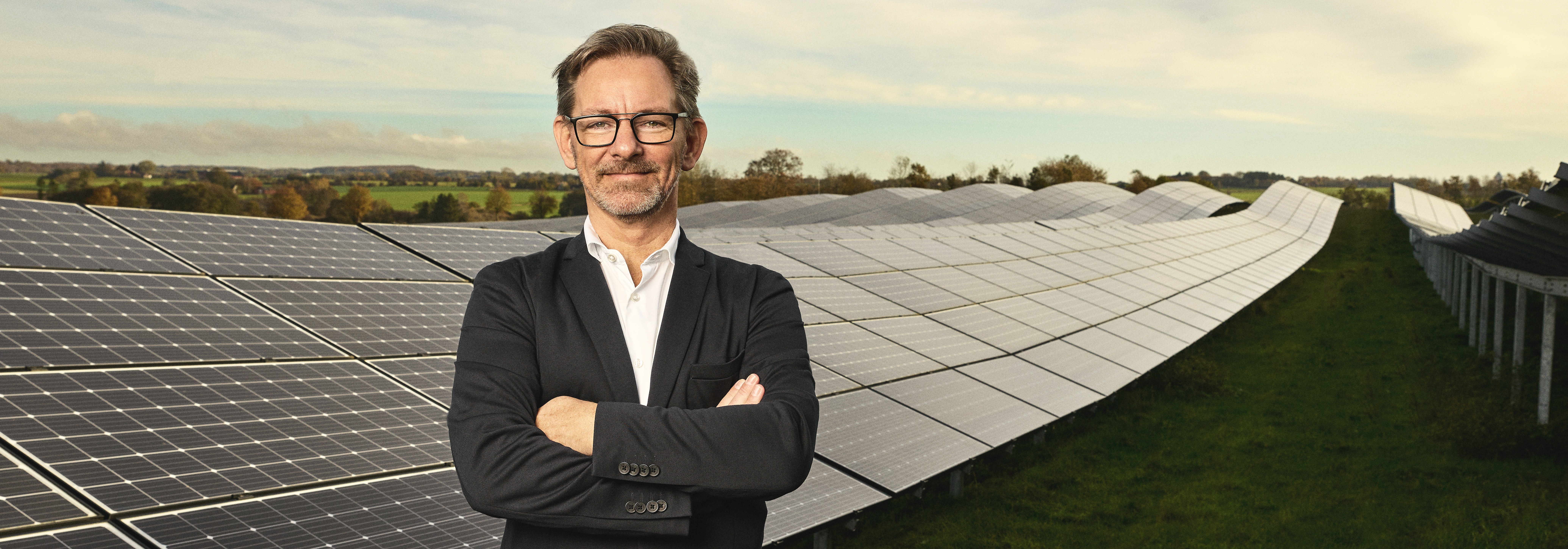 En mandlig ansat foran solceller fra betterenergy