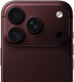 Bagsiden af en mørkerød iPhone 18 pro  med tre kameralinser og en flash, set tæt på.