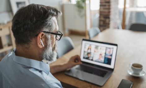 Banner for Tjek din adresse "Mand i opkald på teams fra hjemmet"