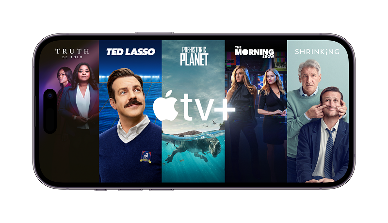 iPhone der er vandret med fem forskellige underholdninger af både "film og serier fra Apple tv+"
Centret med hvid farve står der "Apple tv+" med apple som et icon