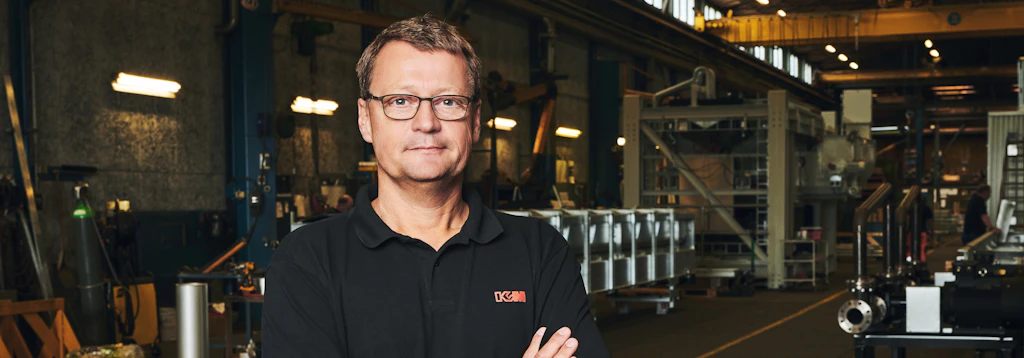 Mand på fabirk fra KVM