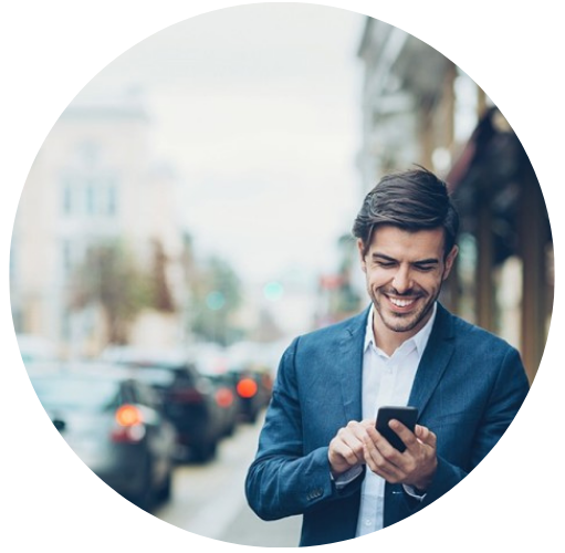 3Afbetaling "Smilende mand i hvid skjorte og blå blazer med telefonen i begge hænder"