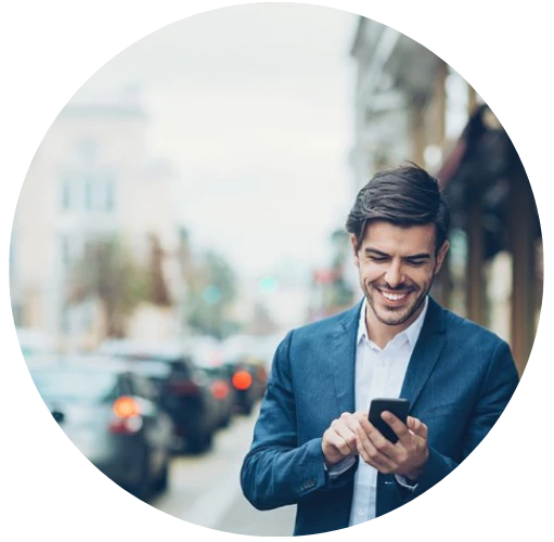 3Afbetaling "Smilende mand i hvid skjorte og blå blazer med telefonen i begge hænder"