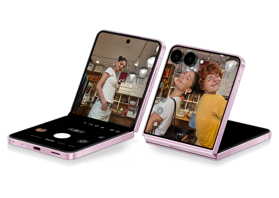To lyserøde foldbare smartphones viser kamerafunktion med billeder af personer i en butik.