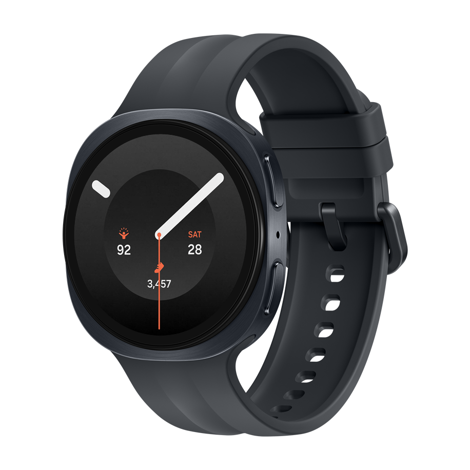 Sort Samsung smartwatch med rundt display, der viser tid, dato og fitnesdata på mørk baggrund.