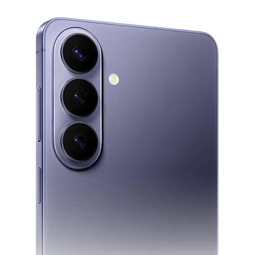 Lilla Samsung Galaxy S26 smartphone set fra bagsiden med tre kameralinser arrangeret vertikalt i en fremhævet kameramodul.