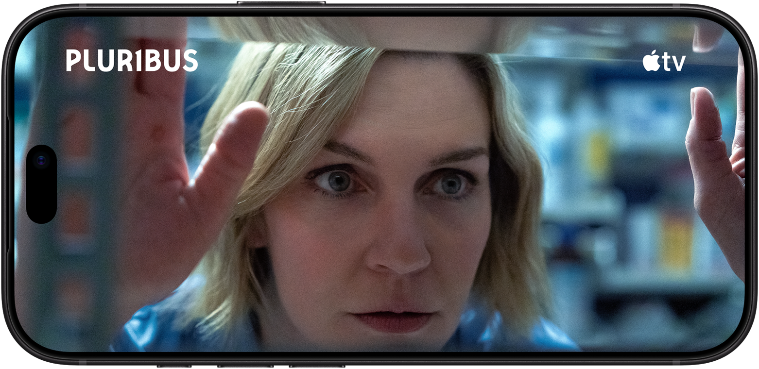 En iPhone viser serien Pluribus på Apple TV, med en blond kvinde med et intenst blik i nærbillede.