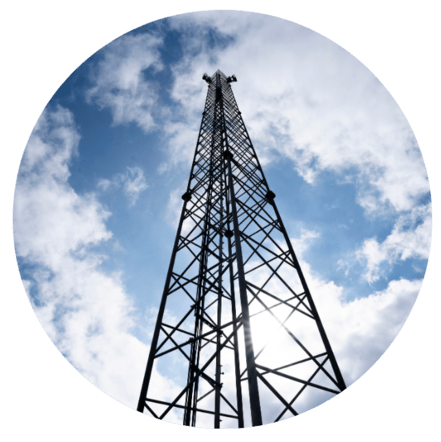 Billedet viser en cirkel med baggrunden af en mast og himmel med skyer, billedet bliver set nede fra og op