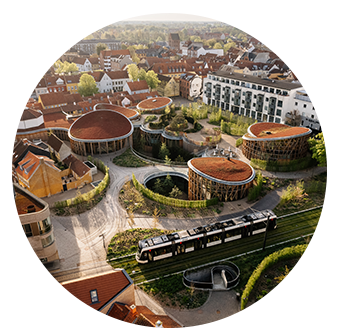 Billedet viser en cirkel med en natur by og tog 