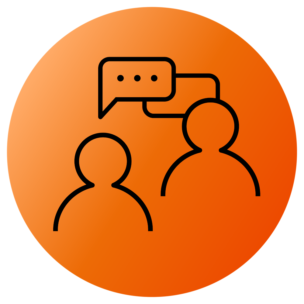 To silhuetter af personer med talebobbler over dem på en orange cirkulær baggrund, der symboliserer samtale.