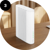 Hvid Zyxel router med grønne statuslys placeret på et træbord i et lyst rum.