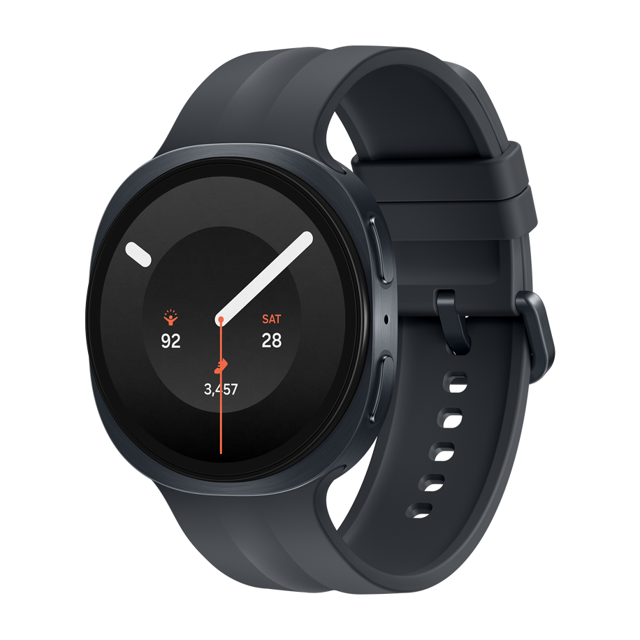 Mørk smartwatch med sort urskive, grå silikonrem og display med fitness-data og dato lørdag den 28.