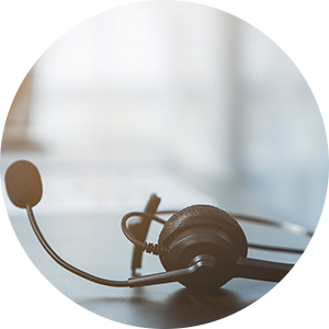 Kontor billede af enkeltøret sort headset mikrofon liggende på skrivebord 