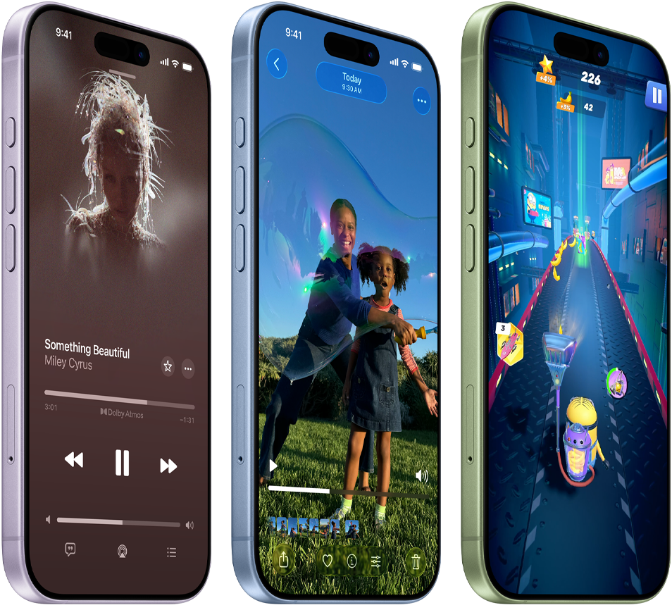 Tre iPhone 17 der viser forskellige apps: musikafspiller med Miley Cyrus sang, et familiefoto udendørs og et farverigt mobilspil.